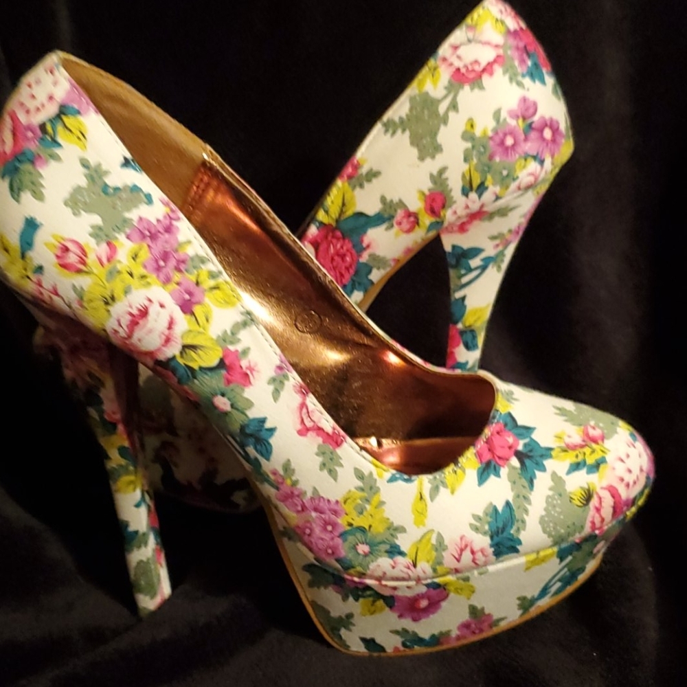 Floral print platform pumps size 10
